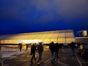 De bevolking waardeert het licht dat uit de kassen schijnt